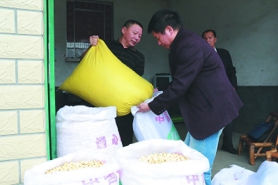 產業(yè)帶動,形成扶貧合力(組圖)